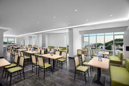 Ramada Encore Hotel (Qingdao Beer Street, Zhongshan Park ) Отели рядом с достопримечательностью «Qingdao Beer Street»