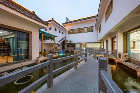 Taibai Restaurant Boutique Garden Hotel (West to Jining North Bus Station) Отели в г. Цзинин