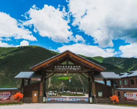Baimaling Hot Spring Kangyang Sayucheng Hotels in Riwoche County