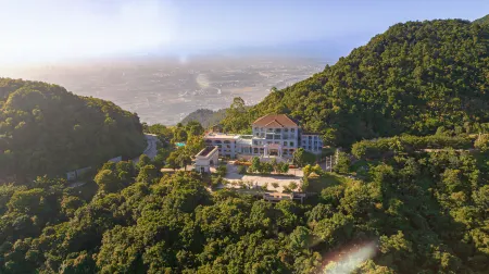 Shili Mingyue Resort Hotel Отели рядом с достопримечательностью «Xiaohuang Mountain Scenic Area»