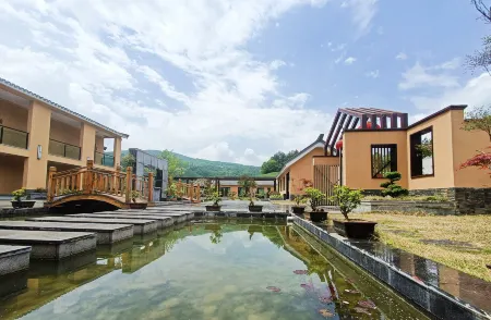 Baokang Xiling Mountain Lodge Отели рядом со станцией Baokangxian Railway Station