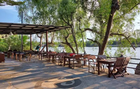 River CoCo Amphawa Отели рядом с достопримечательностью «Wat Bang Kung»