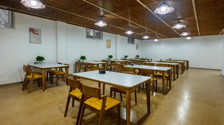 April Sky Holiday Inn Отели рядом с достопримечательностью «wei jiang jing qu»