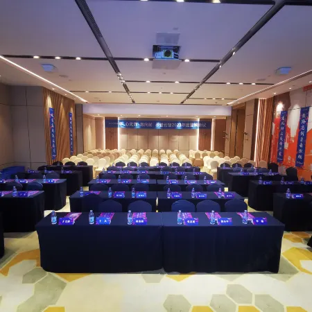 GEM Hotel (Xinyang Xi County Longhu Central City Wuyi Road)