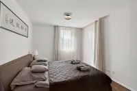 EXQUIS 2BR Luxury Apt. ROLF BENZ | Parking | Centre | Kitchen | Pick-up Service Airport