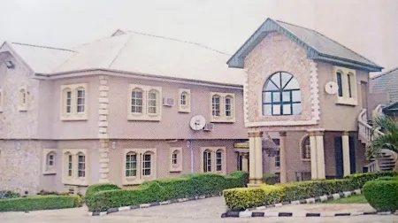 De Lawrence Court and Suites