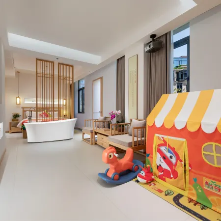 Fenghuang Lanyue Holiday Homestay