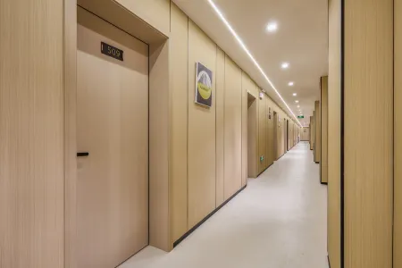 Xierlaiden Hotel Отели рядом с достопримечательностью «Zhanjiang Bay Bridge»