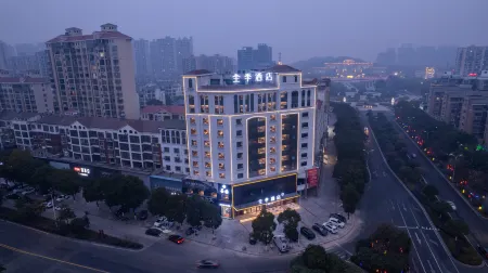 Ji Hotel (Yueyang Huarong People's Square County Government Branch)