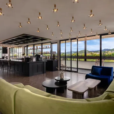 SFEEL Designer Hotel (Dukezong Ancient City Branch)