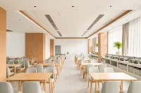 Pushu Four Seasons Hotel (Anshun Huangguoshu Avenue East Bus Station)