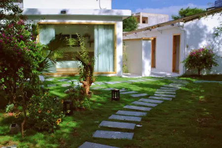 Cover yard homestay Отели в г. Бэйхай