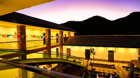 Lugu Lake Lanbo Bay exclusive courtyard Отели рядом с достопримечательностью «Rigg Viewing Platform»