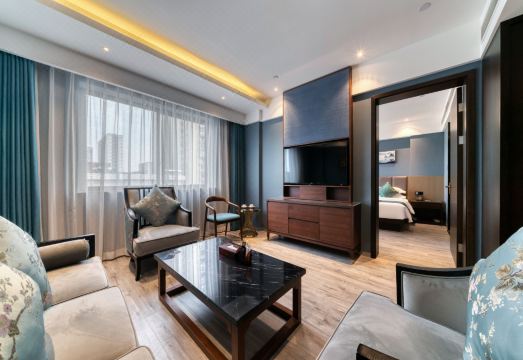 토마토 핀위에 호텔