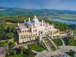 Xundian Fenglongwan Resort Hotel