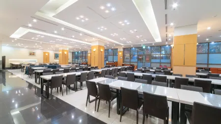 The K Jirisan Family Hotel Отели рядом с достопримечательностью «Gurye Sansuyu Village»