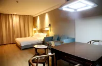 Taihe Longxin Hotel - parking