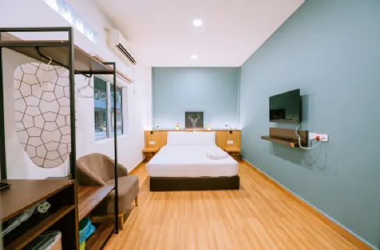 The Concept Hotel Express - formerly Chill Box Langkawi Отели рядом с достопримечательностью «Блэк- Сэнд- Бич»