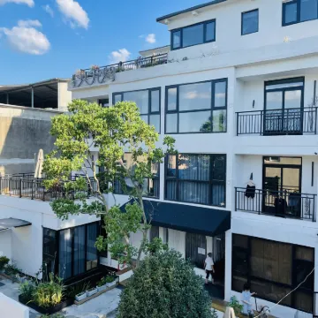 Eight or nine residential rooms in East Lake Hotels near East Lake Scenic Area