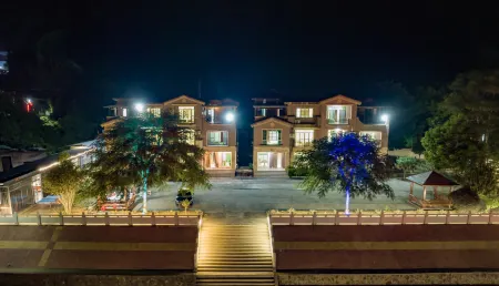 Three li long gorge lake house