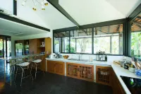 Luxury Thai Lanna house and Farm stay Chiangmai فنادق في سارافي
