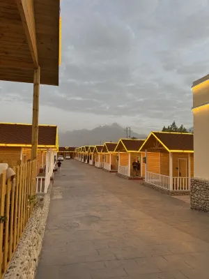 Snowtop Westernmost Lodge · Taxian Khu vực công cộng Photos