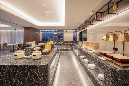 Qingmu Platinum Hotel (Anderle Building, Dongfeng Road, Chaohu) Отели рядом с достопримечательностью «Ziwei Cave»