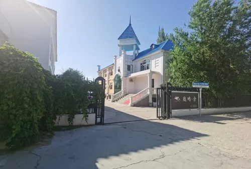 Burqin Lumingshe Homestay (Russian Style Street)