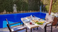 Rebetiko Hotel - Uima-altaat