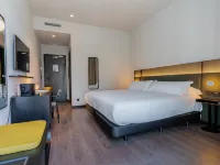 Chic & Basic Gravity Hotels near Rivoli Theatre