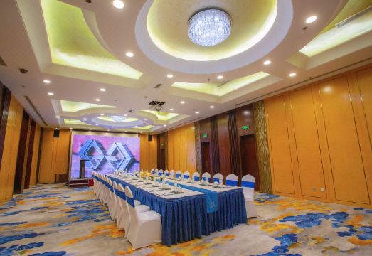 글로리아 플라자 호텔 칭다오의 레스토랑 또는 바 사진