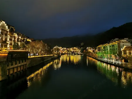 Sunday Hotel in ZhenYuan Отели рядом с достопримечательностью «New Bridge»
