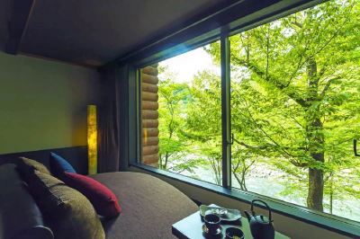 山の流れの側の和室 星野リゾート 奥入瀬渓流ホテルの写真