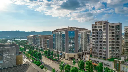 Xinlei Hot Spring Hotel Отели рядом с достопримечательностью «Honghe Nativeland»