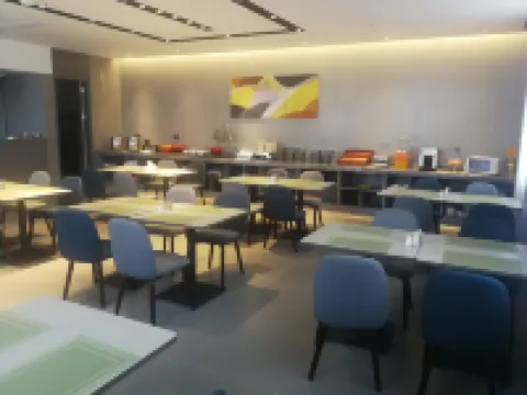 Homeinn Selected Hotel (Funing Bus Station Jinsha Lake) فنادق في فونينغ