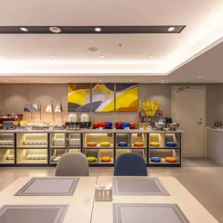 IU Hotel (Xining Mojia Street Daxin Street Night Market)