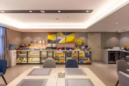 IU Hotel (Xining Mojia Street Daxin Street Night Market)