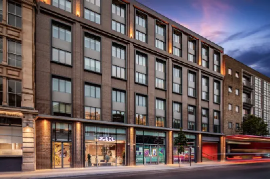 YOTEL London City Hotels near Sir William Wallace Memorial