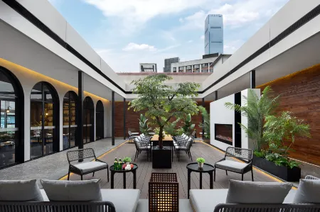 Days Hotel by Wyndham Changsha Wuyi Square Отели рядом с достопримечательностью «Changsha Nanjiao Park»