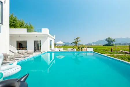 Floral Lux Hotel · Jiuhuashan Xilu Zhanyi Hotel  Отели рядом с достопримечательностью «Jiu Hua Shan Dayuan Buddhist Culture Park»