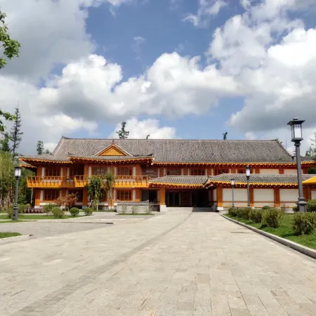 Changbai Mountain Guanyue Folk-Custom Hotel