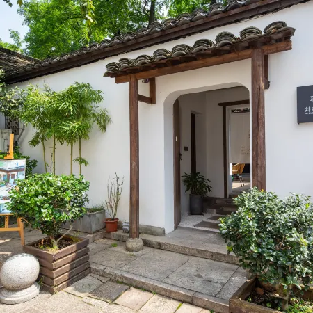 Shaoxing Jinglu Mansu (Cangqiao Straight Street Lu Xun's Hometown)