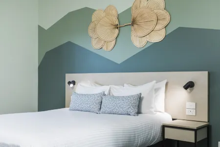 Nightcap at Atherton Hotel Отели рядом с достопримечательностью «Artistree Gallery»