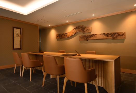 Oni No Sumika의 세련된 실내 디자인과 온천