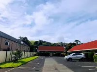 Tudor Court Motor Lodge - parking
