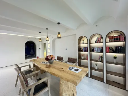 Golden Pavilion Biyu, Nanming District Отели рядом с достопримечательностью «Guizhou Police College»