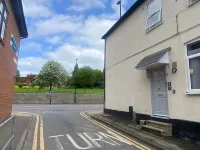 aa Stay Ltd - 2 bedroom Apartment for Contractors and Holidays | Stay in Aylesbury Hotel di Weston Turville