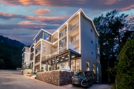 Hidden Valley Homestay (Zhongling Cableway Store in Laojunshan Scenic Area) Отели рядом с достопримечательностью «Jinding Taoist Temples»