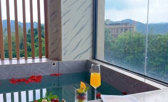 Longmen Yihai Chi Hot Spring Hotel