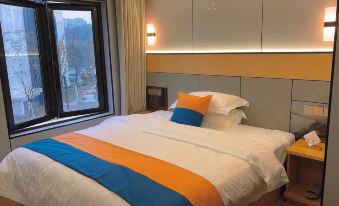Jinmanxuan E-sports Homestay (Aiqing Square Fenghuang Lake Park)